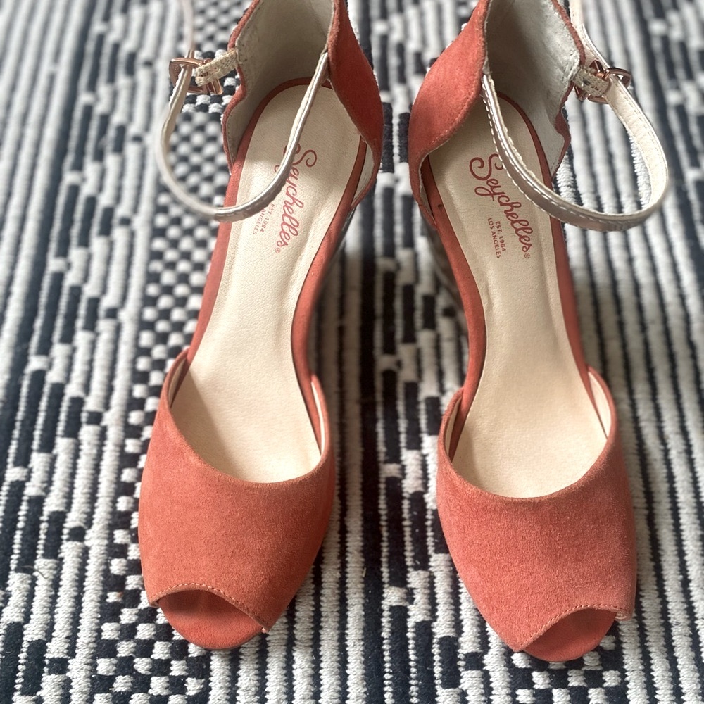 SEYCHELLES Peep-Toe Coral Leather/Suede Heels - Size 7 - LIKE NEW!
